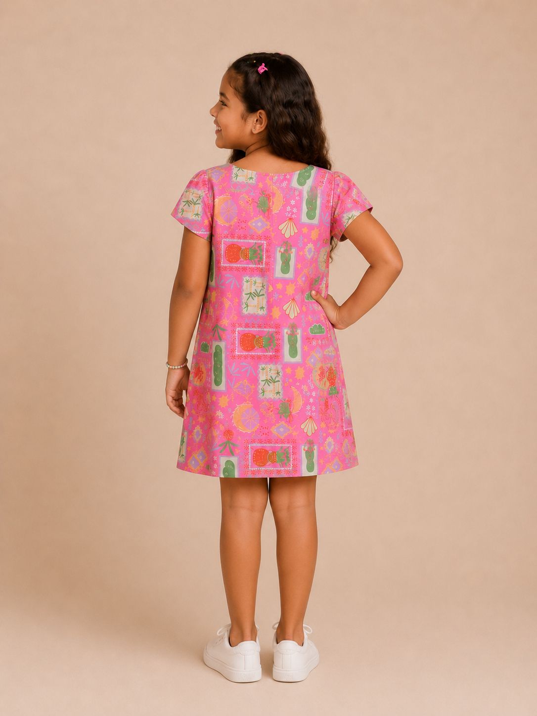 Vestido infantil rosa com estampa exclusiva colorida e manga curta soltinha