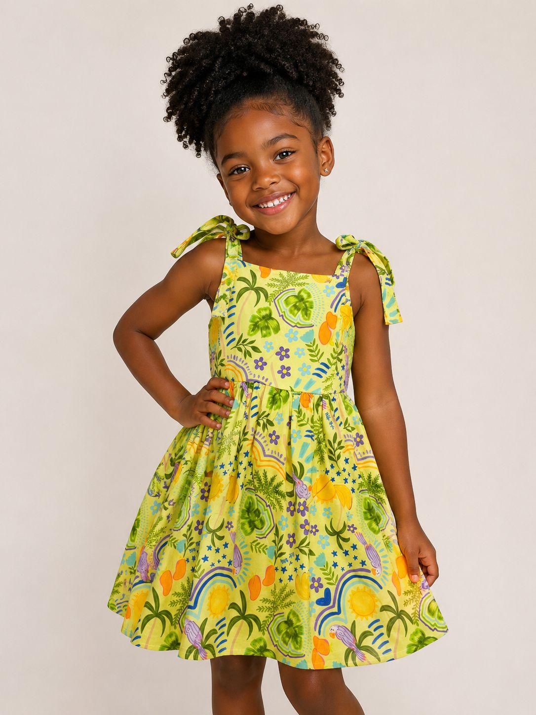 Vestido infantil amarelo com estampa tropical e alças de amarrar