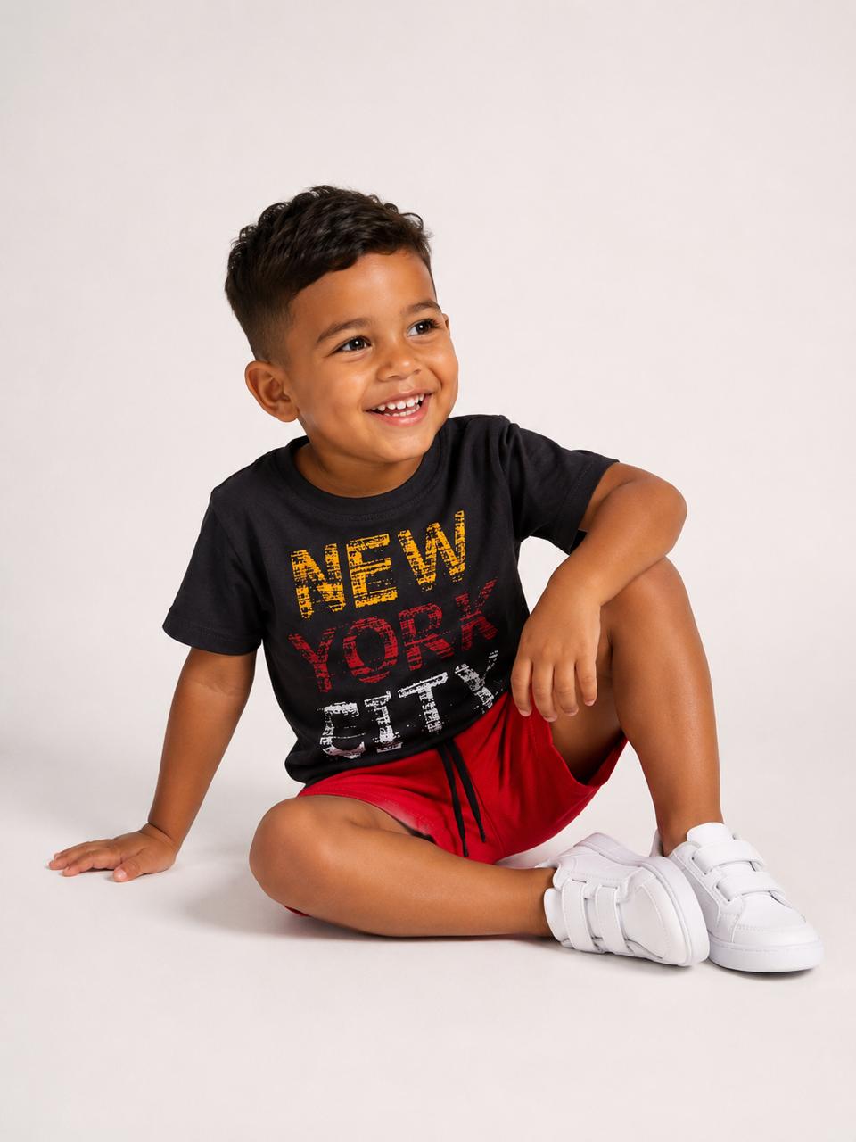 Conjunto infantil masculino New York: camiseta preta com estampa New York City e bermuda vermelha em moletom
