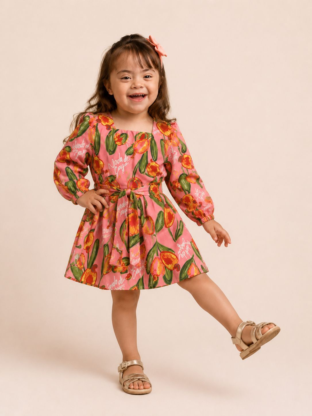 Vestido Caju com estampa floral rosa, manga longa e saia franzida