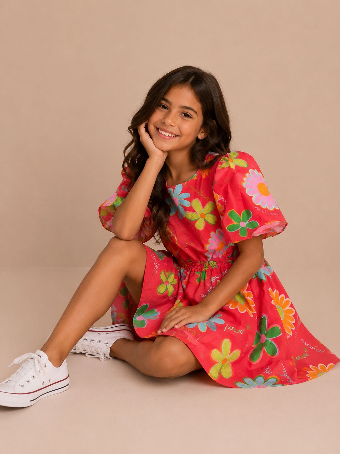 Vestido infantil vermelho floral com mangas bufantes