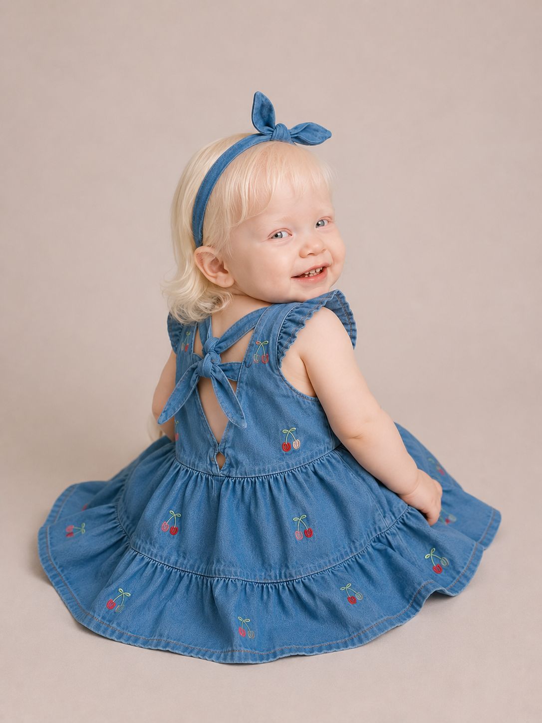 Vestido infantil jeans com bordado de cerejas e laço nas costas
