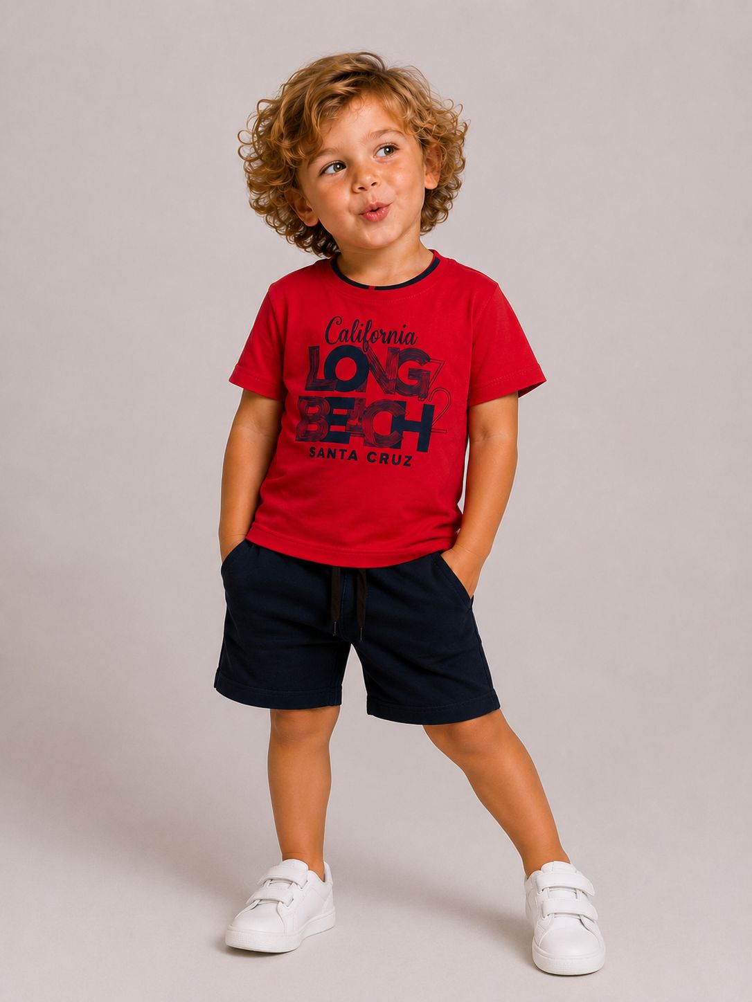 Conjunto infantil masculino Califórnia: camiseta vermelha com estampa Long Beach e bermuda azul marinho